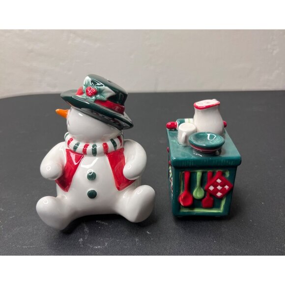 Snowman & Stove Ceramic Salt & Pepper Shaker Set Holiday Christmas Collectable - Picture 3 of 12